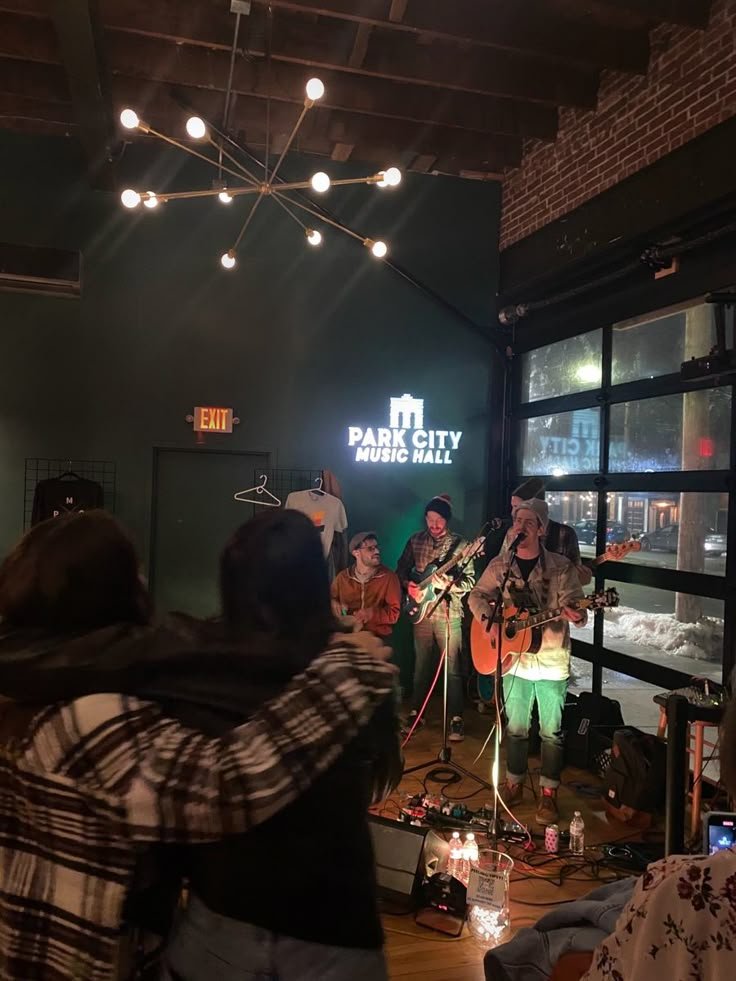 Pubs with Live Music Bar Harbor Offer Lively Entertainment